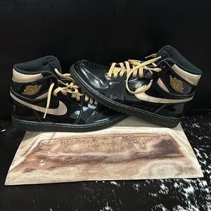 Jordan 1 Retro High *Black Metallic Gold*